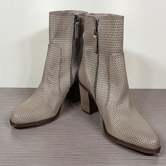 Hinge Daphne Bootie, Light Grey Leather, Womens Size 8 & 9 - Picture 4 of 9